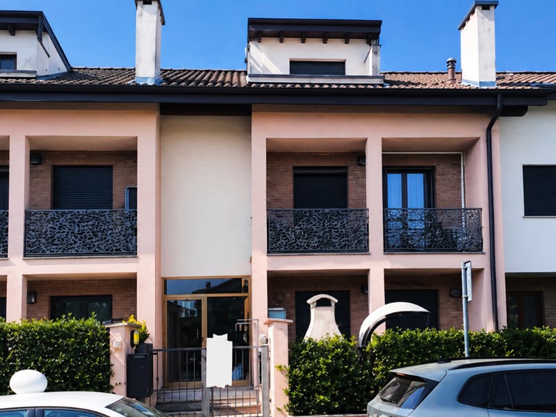 Appartamento in Vendita a Castiraga Vidardo, 74'748&euro;, 113 m², con Box