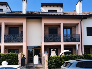 Appartamento in Vendita a Castiraga Vidardo, 74'748&euro;, 113 m², con Box