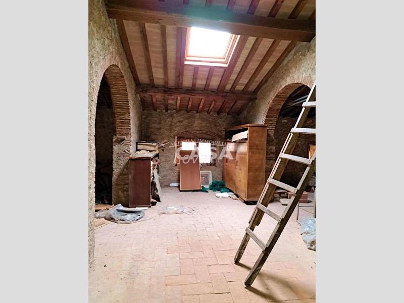Appartamento in Vendita a Buti, 120'000&euro;, 204 m²