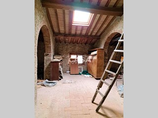 Appartamento in Vendita a Buti, 120'000&euro;, 204 m²