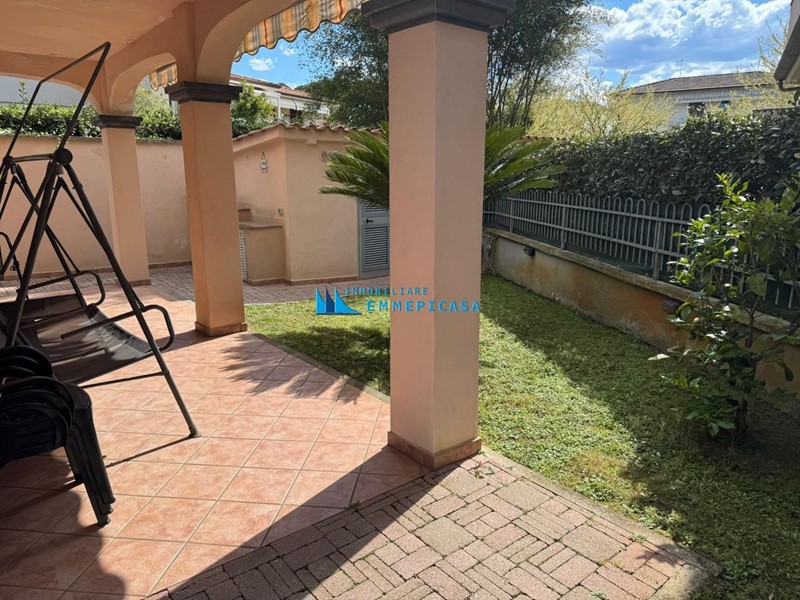 Trilocale in Vendita a Montignoso, zona Cinquale, 260'000&euro;, 55 m², arredato