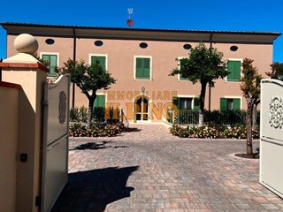 Appartamento in Vendita a Cascina, zona San Frediano a Settimo, 688'000&euro;, 240 m²