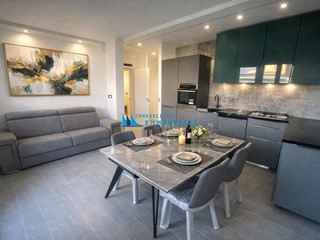 Trilocale in Vendita a Massa, zona Ronchi, 360'000&euro;, 70 m², arredato, con Box