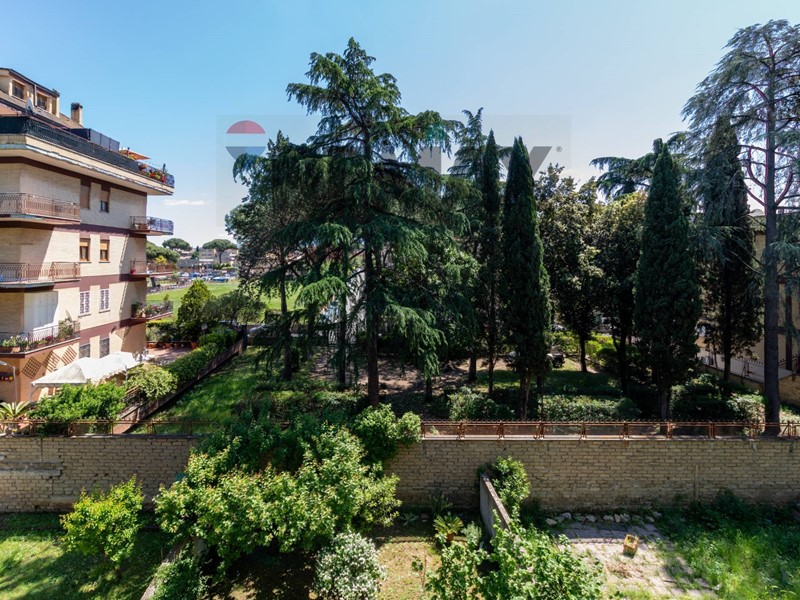 Bilocale in Vendita a Roma, 140'000&euro;, 71 m²