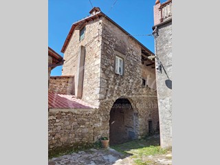 Appartamento in Vendita a Bagni di Lucca, 73'000&euro;, 147 m²