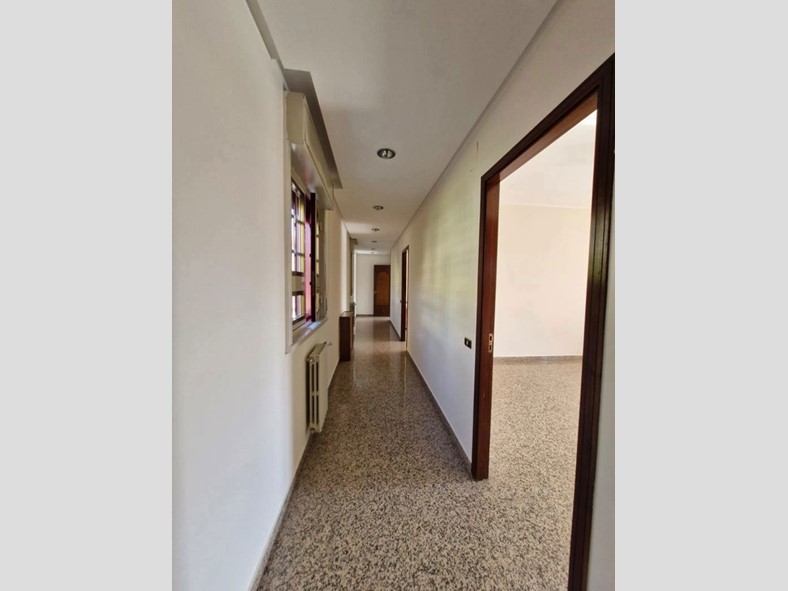 Quadrilocale in Affitto a Palermo, 680&euro;, 145 m²