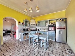 Trilocale in Vendita a Oleggio Castello, 160'000&euro;, 90 m², con Box