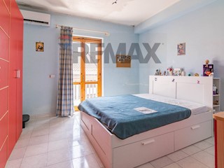 Trilocale in Vendita a Aci Catena, 72'000&euro;, 90 m²