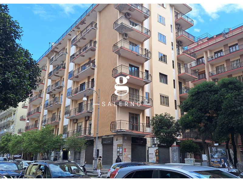 Appartamento in Affitto a Salerno, 1'400&euro;, 140 m²
