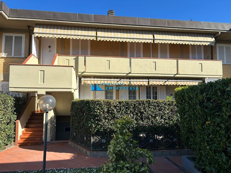 Trilocale in Vendita a Massa, zona Ronchi, 250'000&euro;, 70 m², arredato