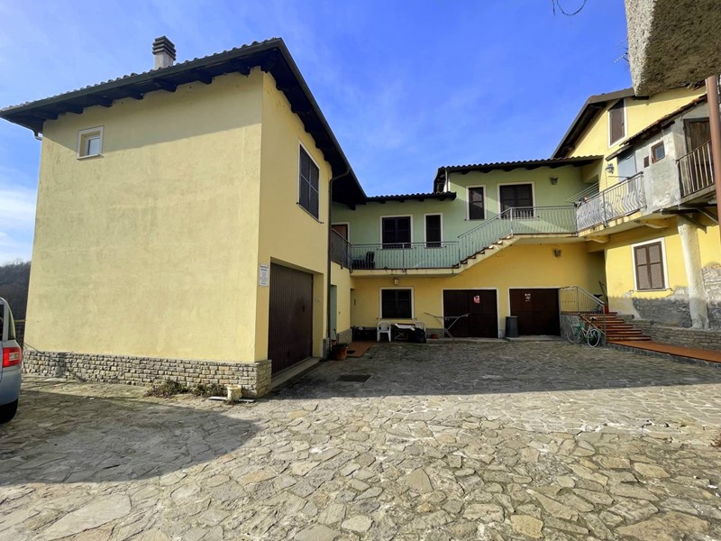 Appartamento in Vendita a Cairo Montenotte, 160'000&euro;, 370 m²