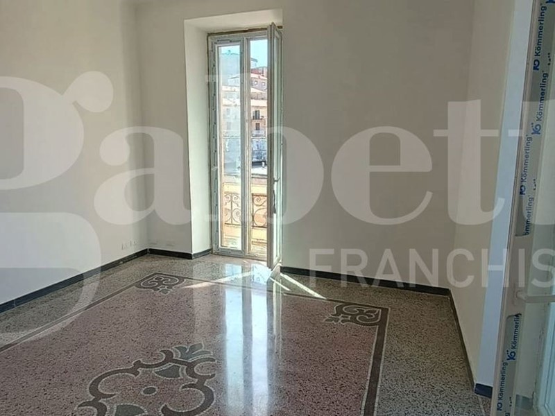 Appartamento in Affitto a Savona, 800&euro;, 140 m²
