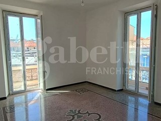 Appartamento in Affitto a Savona, 800&euro;, 140 m²