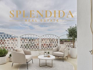 Attico in Vendita a Seravezza, zona Querceta, 590'000&euro;, 161 m², arredato, con Box