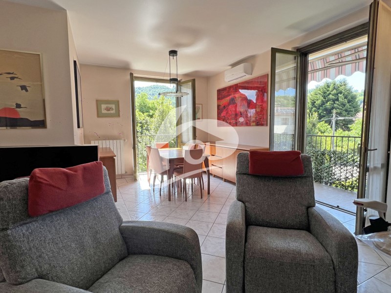 Trilocale in Vendita a Laveno Mombello, 205'000&euro;, 97 m², con Box