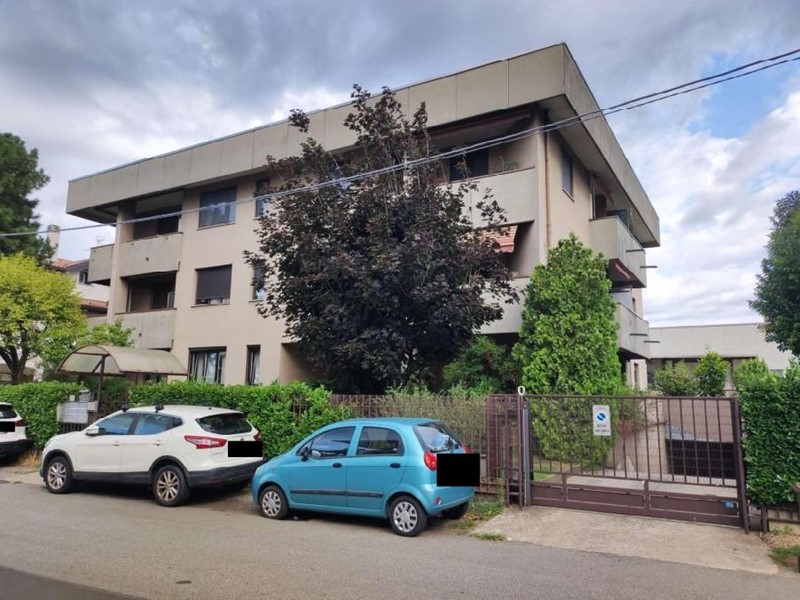 Quadrilocale in Vendita a Legnano, 84'000&euro;, 92 m², con Box