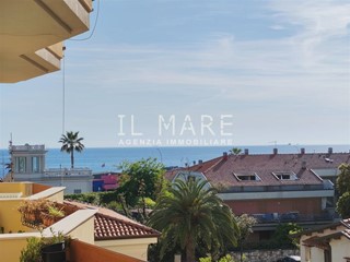 Appartamento in Vendita a Massa, zona Marina di Massa, 360'000&euro;, 90 m², arredato