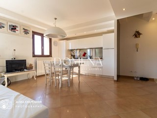 Trilocale in Vendita a Castelnuovo Berardenga, zona Quercegrossa, 185'000&euro;, 56 m², arredato, con Box