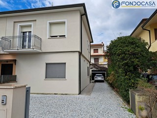 Trilocale in Vendita a Camaiore, 290'000&euro;, 70 m²