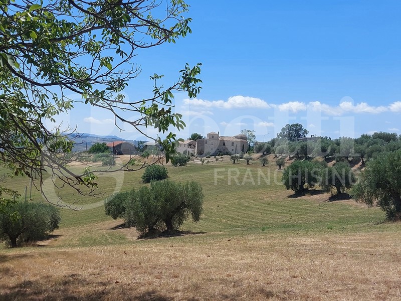 Quadrilocale in Vendita a Mosciano Sant'Angelo, 200'000&euro;, 200 m²