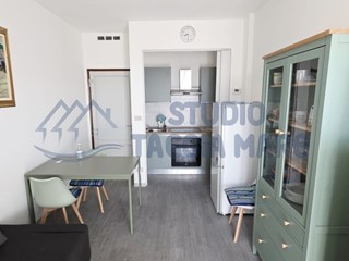 Bilocale in Vendita a Taggia, zona Arma Di Taggia, 250'000&euro;, 50 m², arredato