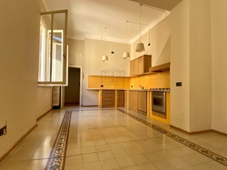 Appartamento in Affitto a Lucca, zona Centro storico, 2'000&euro;, 200 m²