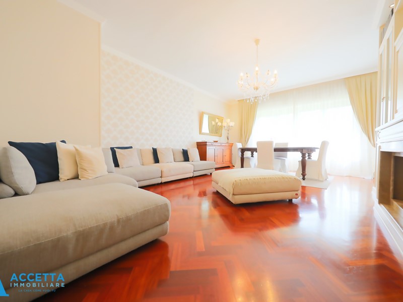 Quadrilocale in Vendita a Taranto, zona Solito - Corvisea, 288'000&euro;, 173 m²