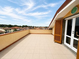 Attico in Vendita a Viareggio, zona Torre Del Lago Puccini, 155'000&euro;, 71 m², arredato