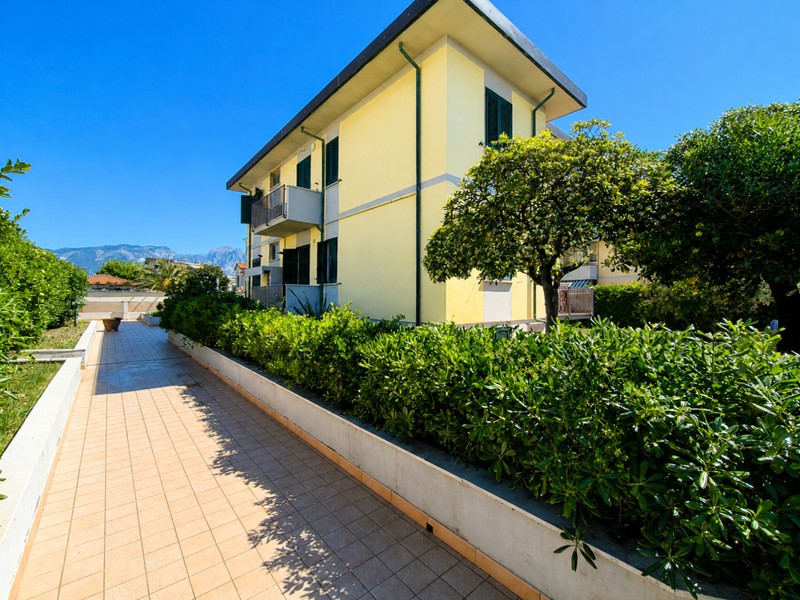 Bilocale in Vendita a Carrara, zona Marina di Carrara, 148'000&euro;, 53 m², arredato, con Box