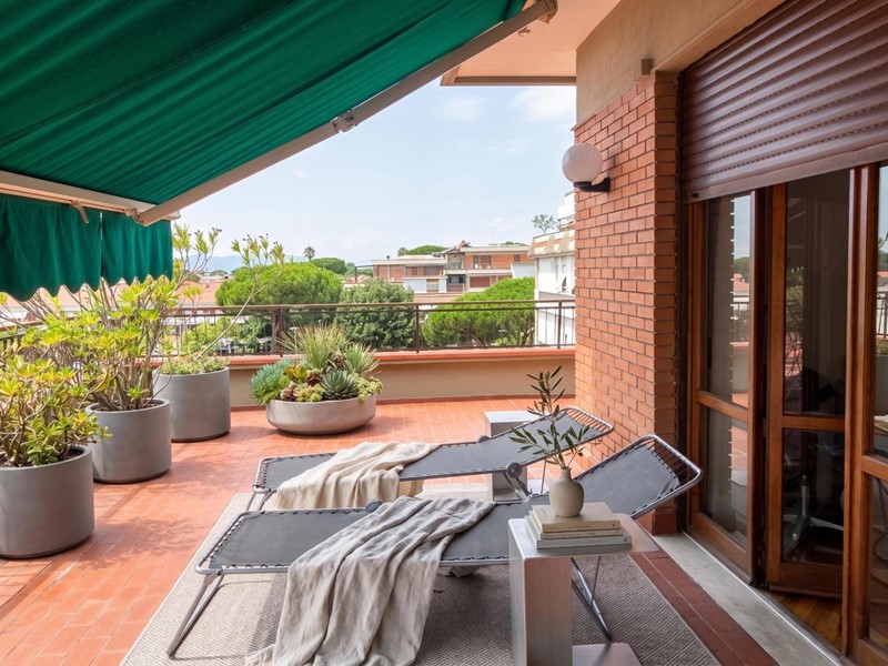 Attico in Vendita a Massa, zona Ronchi, 620'000&euro;, 120 m², con Box