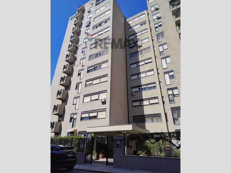 Appartamento in Vendita a Palermo, 369'000&euro;, 228 m²