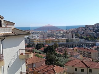 Appartamento in Vendita a Imperia, 240'000&euro;, 118 m²