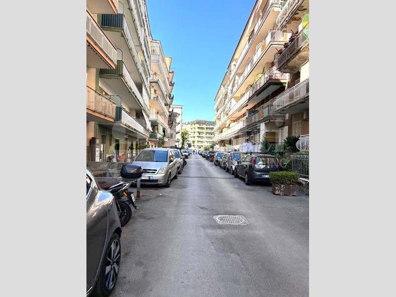 Trilocale in Vendita a Napoli, 225'000&euro;, 95 m², con Box