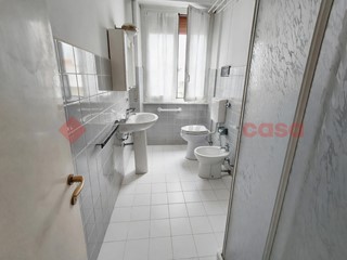 Bilocale in Vendita a Legnano, 99'000&euro;, 73 m², con Box