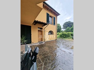 Bilocale in Vendita a Campi Bisenzio, zona San Lorenzo, 270'000&euro;, 80 m²