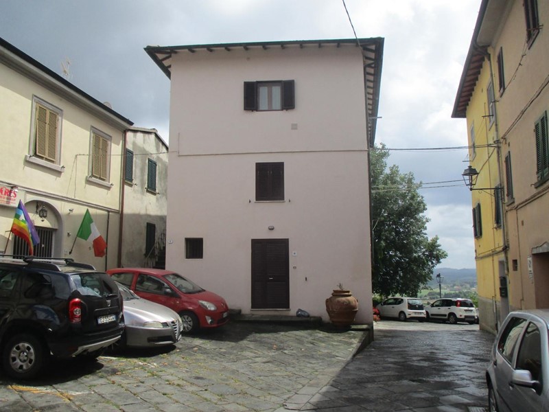 Appartamento in Vendita a Santa Maria a Monte, zona Montecalvoli Alto, 85'000&euro;, 90 m²