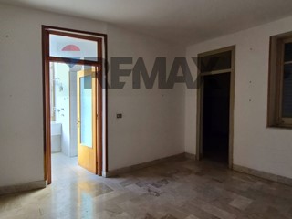 Quadrilocale in Vendita a Palermo, 49'000&euro;, 106 m²