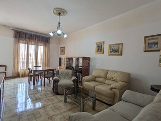 Appartamento in Vendita a Canicattini Bagni, 63'000&euro;, 144 m²