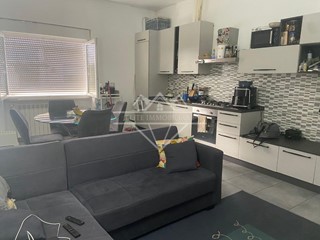 Quadrilocale in Vendita a Carrara, zona Avenza, 138'000&euro;, 85 m², arredato