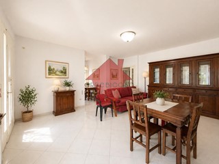 Appartamento in Vendita a Empoli, zona Santa Maria a Ripa, 315'000&euro;, 100 m², con Box