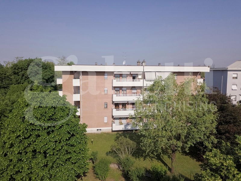 Trilocale in Vendita a Seveso, 210'000&euro;, 98 m², con Box