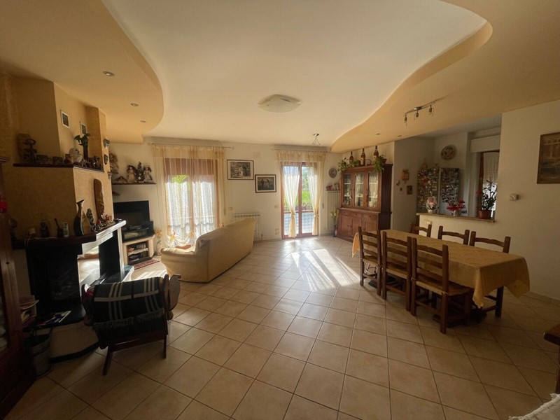 Quadrilocale in Vendita a Perugia, zona Periferia, 115'000&euro;, 164 m², con Box