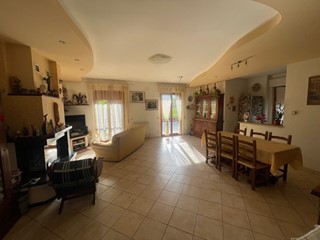 Quadrilocale in Vendita a Perugia, zona Periferia, 115'000&euro;, 164 m², con Box