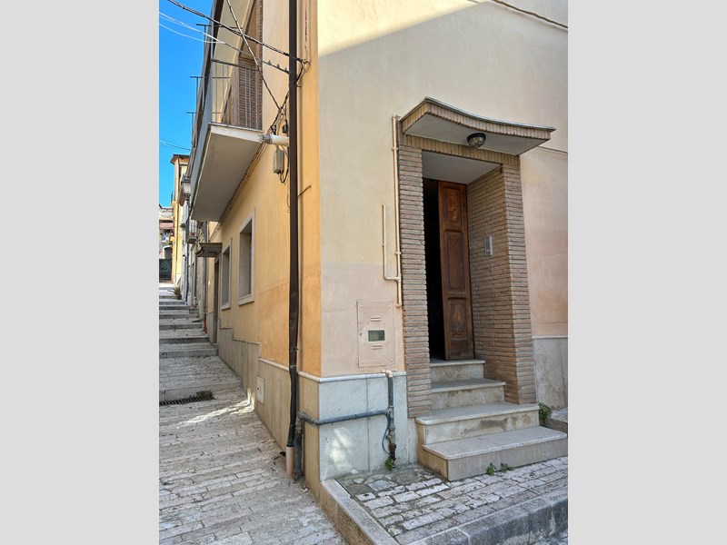 Appartamento in Vendita a Pietrelcina, zona Centrale, 60'000&euro;