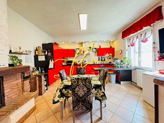 Appartamento in Vendita a Collesalvetti, zona Castell'anselmo, 165'000&euro;, 125 m²