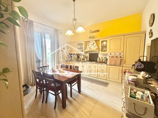 Appartamento in Vendita a Vinci, zona Vitolini, 210'000&euro;, 100 m²
