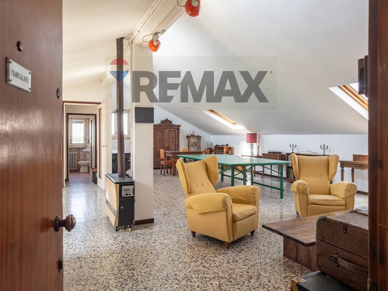 Attico in Vendita a San Donato Milanese, 200'000&euro;, 122 m²