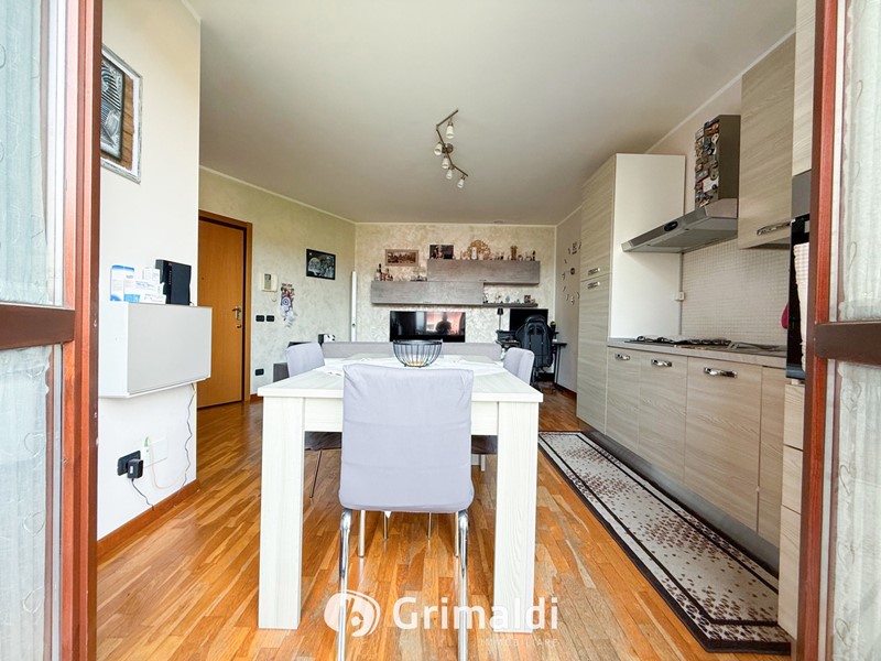 Bilocale in Vendita a Besana in Brianza, 120'000&euro;, 59 m², con Box
