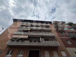Bilocale in Vendita a Torino, 89'000&euro;, 61 m²