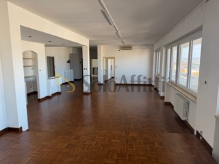 Appartamento in Affitto a Pescara, zona Piazza Duca D'Aosta, 2'000&euro;, 200 m²